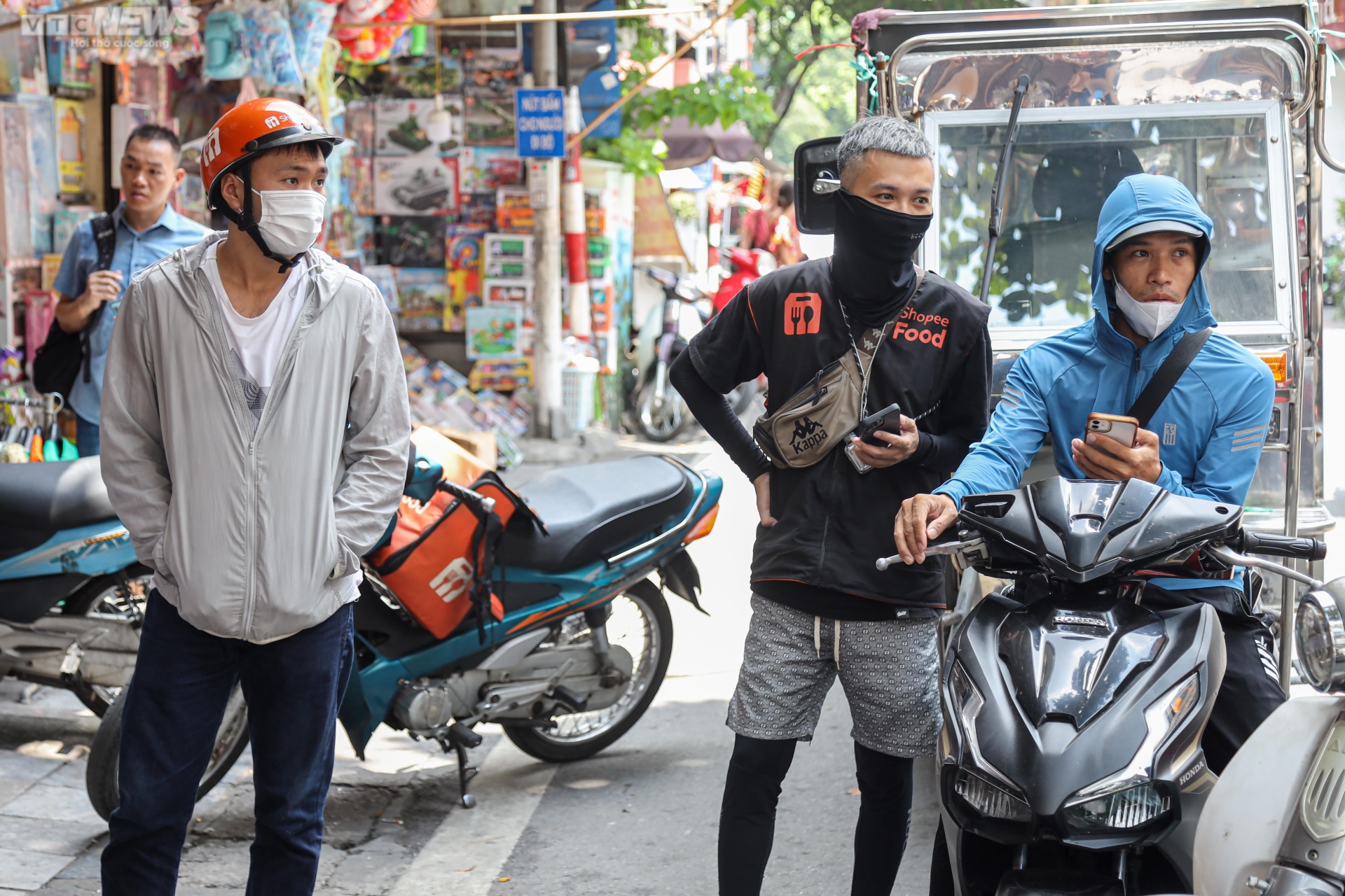 Quán chè nổ đơn liên tục nhờ món 'chè thoát ế' trong ngày Thất tịch - Ảnh 6.
