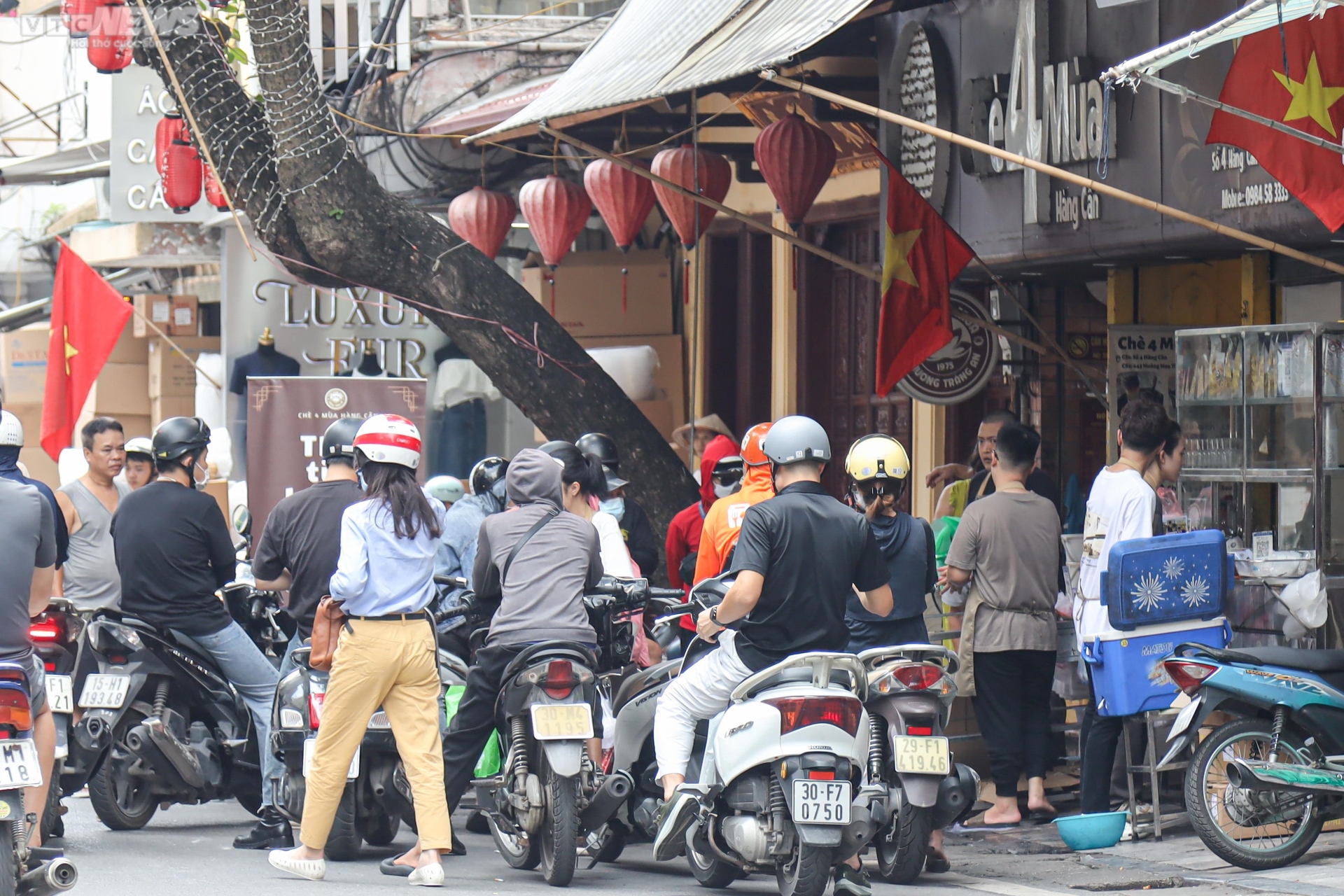 Quán chè nổ đơn liên tục nhờ món 'chè thoát ế' trong ngày Thất tịch - Ảnh 1.