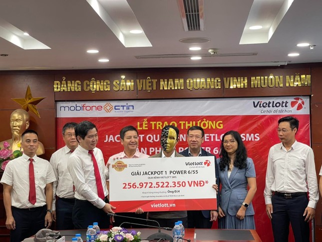 Mua Vietlott cho vui, người đàn ông bất ngờ trúng hơn 250 tỷ đồng - Ảnh 1.