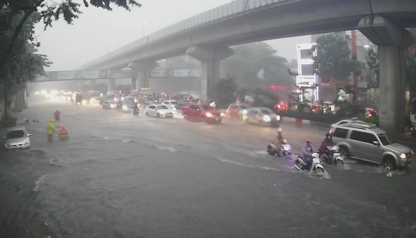 Hà Nội và miền Bắc đón mưa lớn từ chiều tối nay, cảnh báo ngập lụt giờ tan tầm - Ảnh 1.