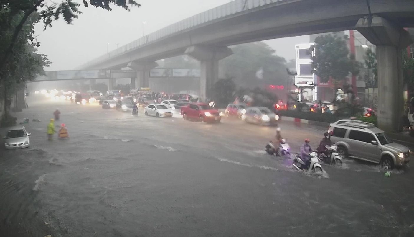 Hà Nội và miền Bắc đón mưa lớn từ chiều tối nay, cảnh báo ngập lụt giờ tan tầm - Ảnh 1. Hà Nội và miền Bắc đón mưa lớn từ chiều tối nay, cảnh báo ngập lụt giờ tan tầm - Ảnh 1.