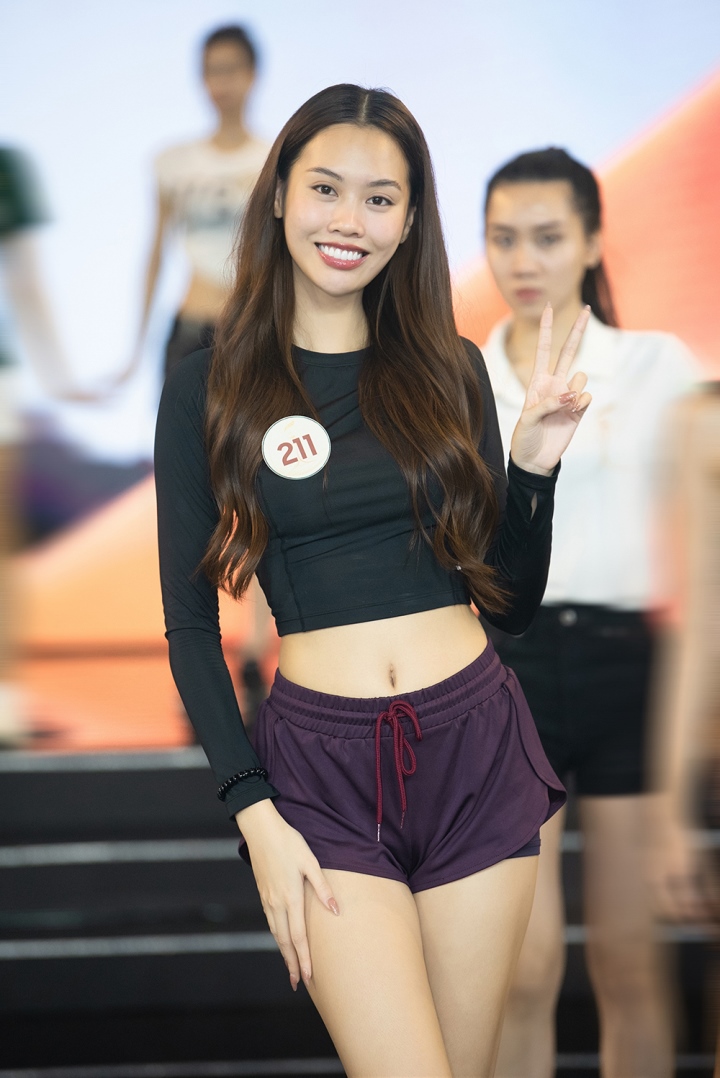 Thí sinh Miss Grand Vietnam 2023 để mặt mộc tập hô tên cho đêm chung khảo - Ảnh 3.