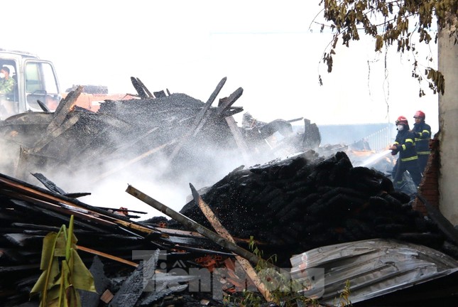 Cảnh hoang tàn sau hỏa hoạn tại 3 nhà xưởng ở Bình Dương - Ảnh 6.