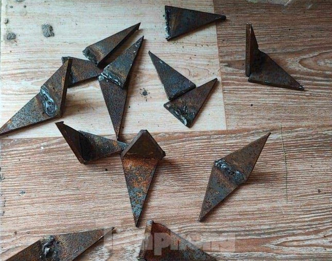 Loạt ô tô nổ lốp trong đêm vì cán phải đinh trên tuyến đường huyết mạch ở Bình Dương - Ảnh 5. Loạt ô tô nổ lốp trong đêm vì cán phải đinh trên tuyến đường huyết mạch ở Bình Dương - Ảnh 5.