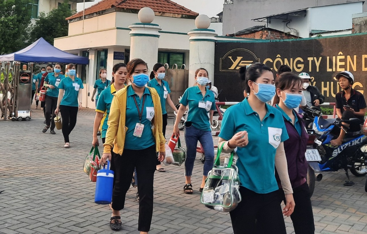 Hạn chế rút BHXH một lần: Ai hiểu nỗi lo cơm áo gạo tiền của công nhân? - Ảnh 1. Hạn chế rút BHXH một lần: Ai hiểu nỗi lo cơm áo gạo tiền của công nhân? - Ảnh 1.