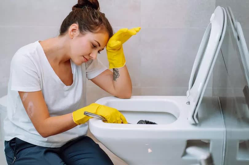 "Thuốc tẩy không có tác dụng!": Quy tắc vàng tẩy cặn vôi bồn cầu chỉ bằng hai nguyên liệu - Ảnh 1. "Thuốc tẩy không có tác dụng!": Quy tắc vàng tẩy cặn vôi bồn cầu chỉ bằng hai nguyên liệu - Ảnh 1.