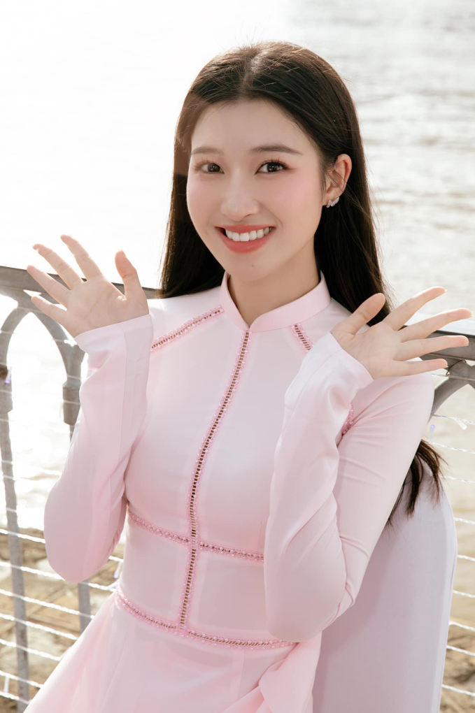Á hậu Phương Nhi bùng nổ nhan sắc trước thềm thi quốc tế: Cân mọi phong cách, ghi điểm bởi 1 chi tiết đắt giá - Ảnh 8. Á hậu Phương Nhi bùng nổ nhan sắc trước thềm thi quốc tế: Cân mọi phong cách, ghi điểm bởi 1 chi tiết đắt giá - Ảnh 8.