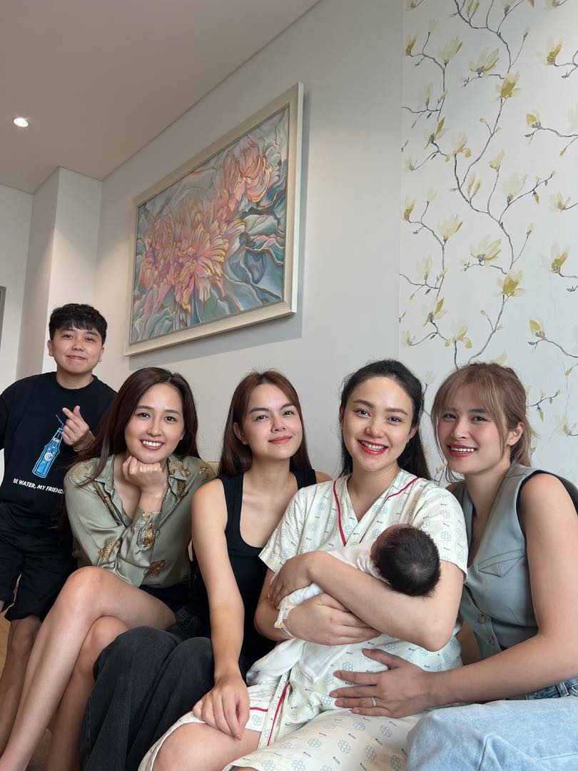 Hội bạn thân đình đám tới chúc mừng Minh Hằng "vượt cạn", mẹ bỉm gây chú ý vì nhan sắc nổi bật - Ảnh 1. Hội bạn thân đình đám tới chúc mừng Minh Hằng "vượt cạn", mẹ bỉm gây chú ý vì nhan sắc nổi bật - Ảnh 1.
