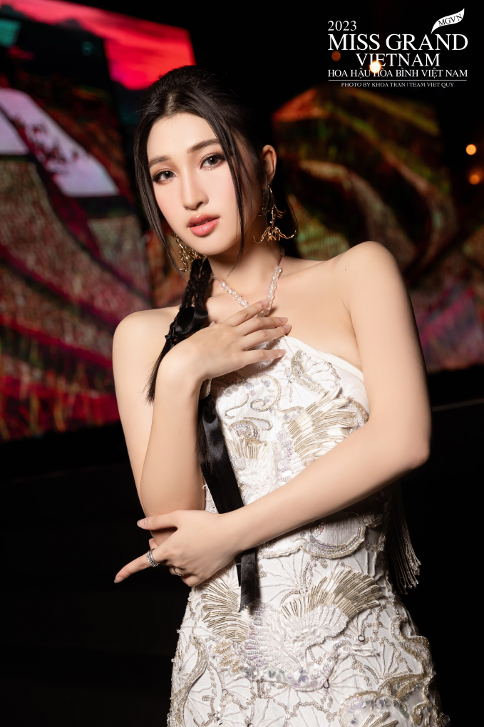 Á hậu Phương Nhi bùng nổ nhan sắc trước thềm thi quốc tế: Cân mọi phong cách, ghi điểm bởi 1 chi tiết đắt giá - Ảnh 7. Á hậu Phương Nhi bùng nổ nhan sắc trước thềm thi quốc tế: Cân mọi phong cách, ghi điểm bởi 1 chi tiết đắt giá - Ảnh 7.