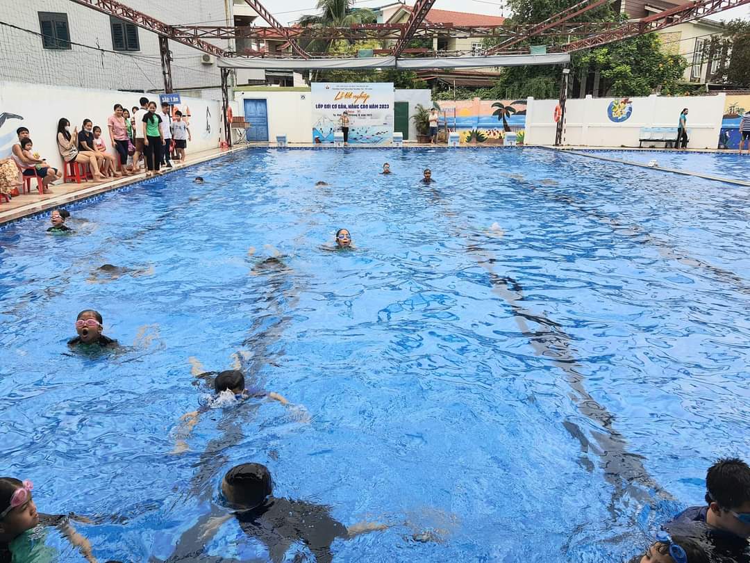 Nam sinh đuối nước khi tắm bể bơi trong trường học - Ảnh 1.