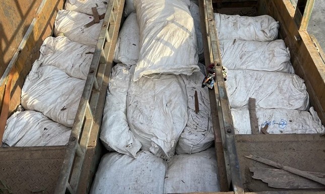 Ph&aacute;t hiện l&ocirc; h&agrave;ng hơn 10 tỉ đồng trong &ldquo;hầm tự chế b&iacute; mật&rdquo; tr&ecirc;n &ocirc;t&ocirc; từ nước ngo&agrave;i về - Ảnh 2.