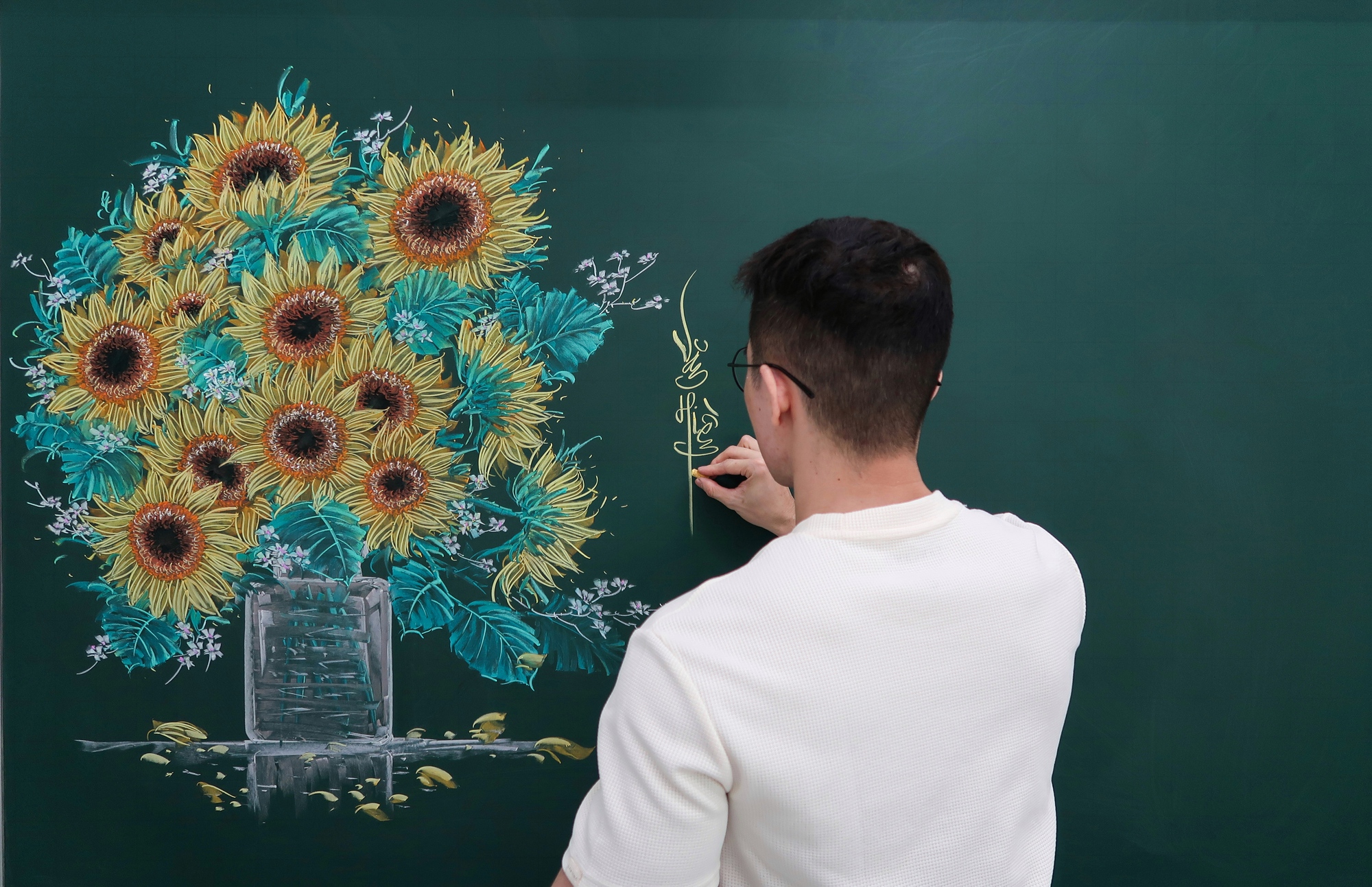 Nam giáo viên gây bão với loạt tranh vẽ bảng “hết nước chấm”, ngoại hình đời thường gây ngỡ ngàng - Ảnh 3.