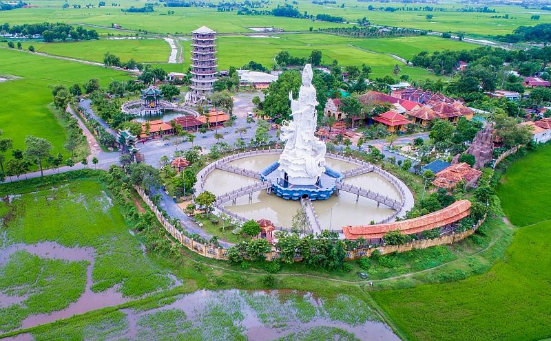 Không cần đi nước ngoài, ở miền Nam Việt Nam cũng có ngôi chùa thiêng trăm tuổi, sở hữu 2 bức tượng Phật khổng lồ ấn tượng - Ảnh 1.