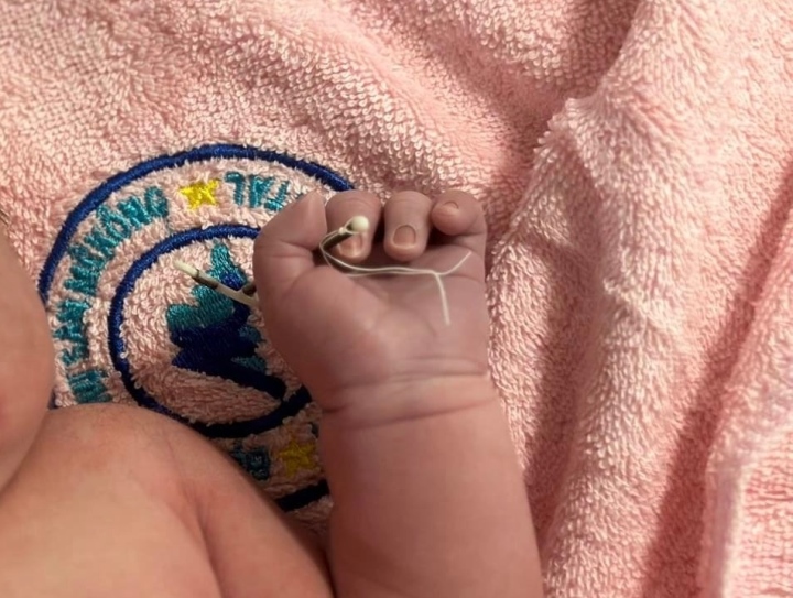 Câu chuyện phía sau hình ảnh em bé chào đời cầm vòng tránh thai trên tay - Ảnh 1.