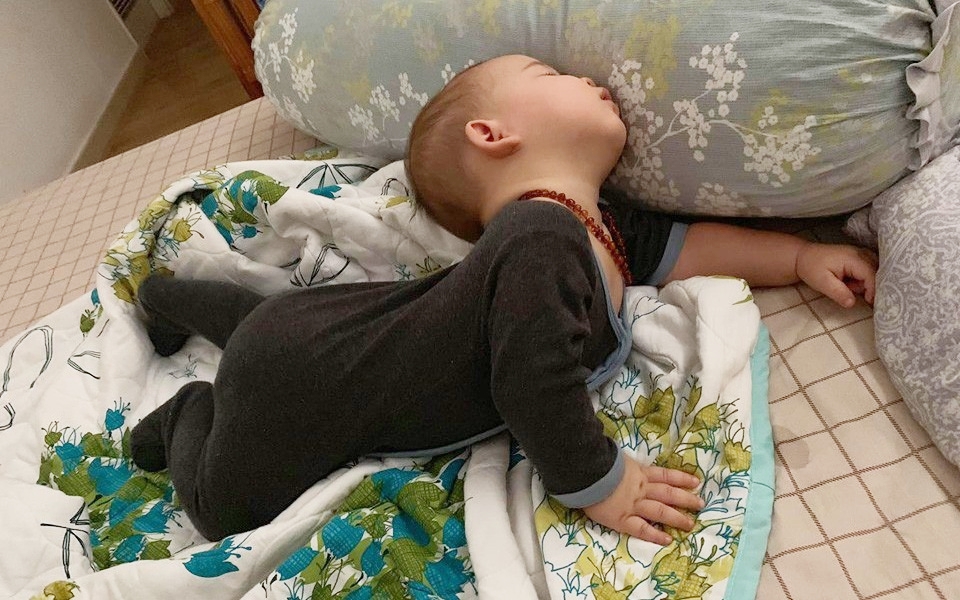 3 tư thế ngủ bé nào cũng thích nhưng lại tiềm ẩn nhiều nguy cơ sức khỏe - Ảnh 1.