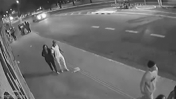 Đang đi trên vỉa hè, cặp đôi bị chiếc ô tô đâm từ phía sau: Hình ảnh camera an ninh gây rùng mình - Ảnh 1. Đang đi trên vỉa hè, cặp đôi bị chiếc ô tô đâm từ phía sau: Hình ảnh camera an ninh gây rùng mình - Ảnh 1.
