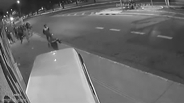 Đang đi trên vỉa hè, cặp đôi bị chiếc ô tô đâm từ phía sau: Hình ảnh camera an ninh gây rùng mình - Ảnh 2. Đang đi trên vỉa hè, cặp đôi bị chiếc ô tô đâm từ phía sau: Hình ảnh camera an ninh gây rùng mình - Ảnh 2.