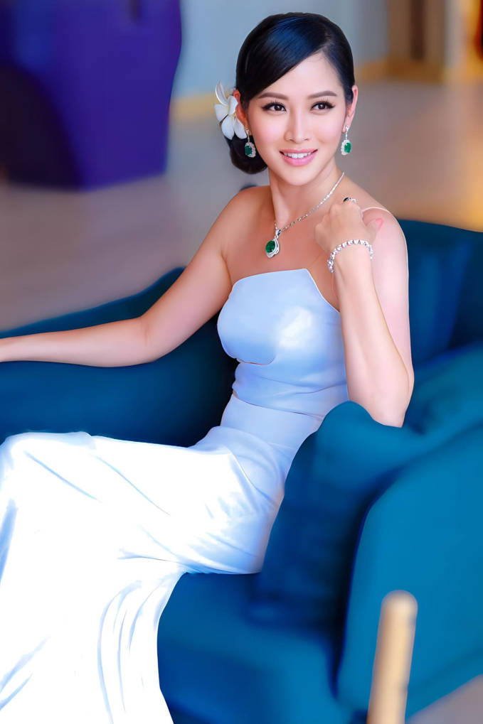 Elizabeth Thủy Tiên đeo trang sức đắt đỏ ngồi ghế nóng Hoa hậu Đại dương Việt Nam 2023 - Ảnh 1.