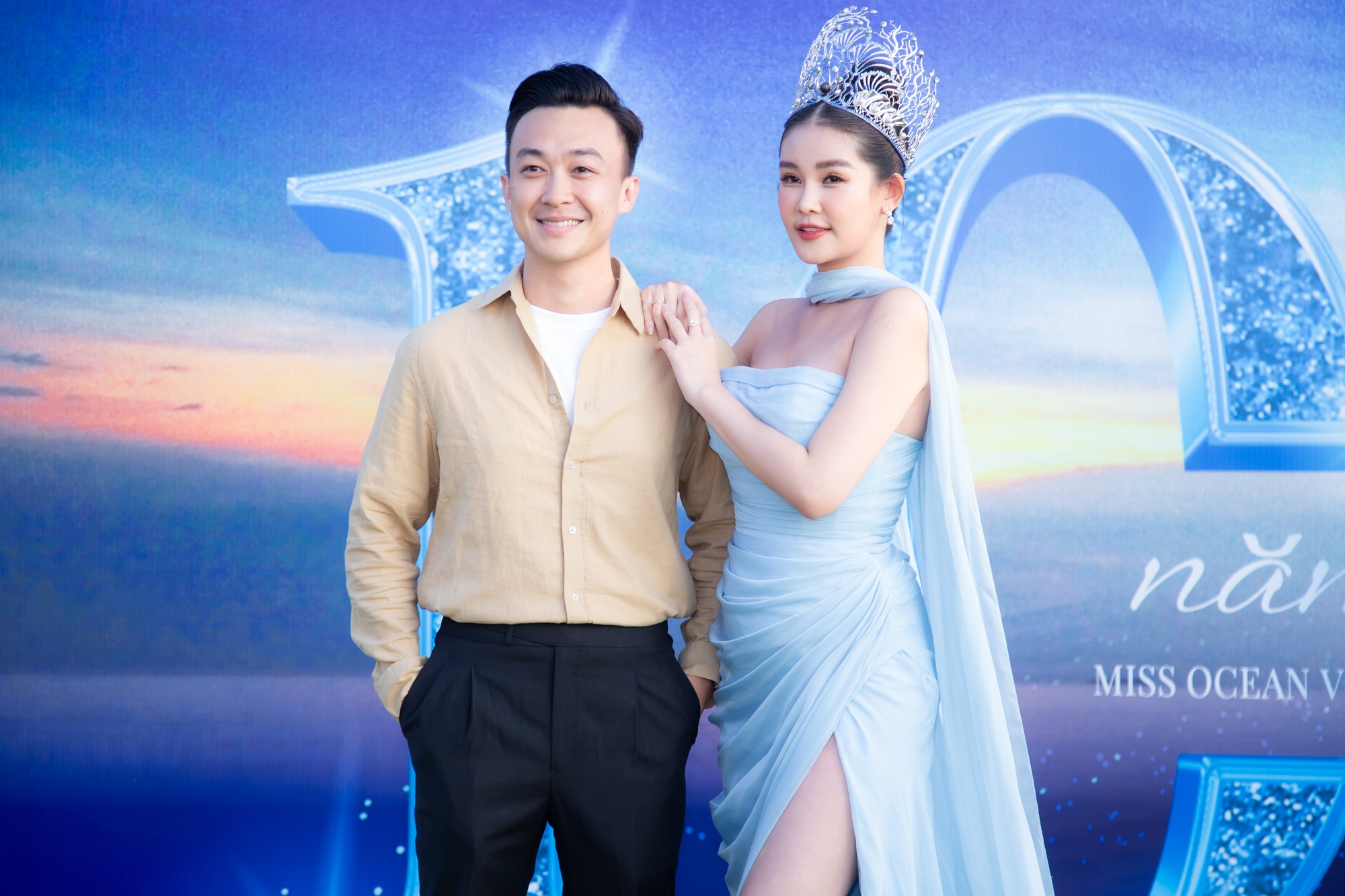 Hi hữu thảm đỏ Hoa hậu 5 giờ sáng: Lan Khuê đến muộn, Lê Âu Ngân Anh bầu bí được chồng hộ tống - Ảnh 2. Hi hữu thảm đỏ Hoa hậu 5 giờ sáng: Lan Khuê đến muộn, Lê Âu Ngân Anh bầu bí được chồng hộ tống - Ảnh 2.