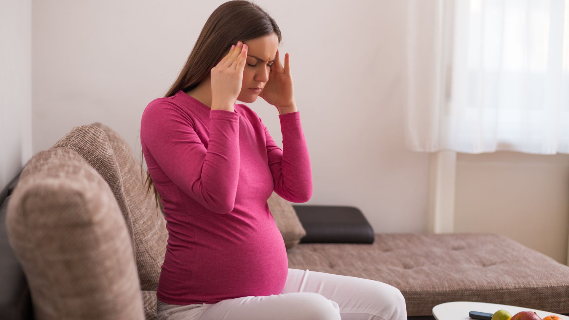Đau đầu gây ảnh hưởng như thế nào đến mẹ bầu và thai nhi?