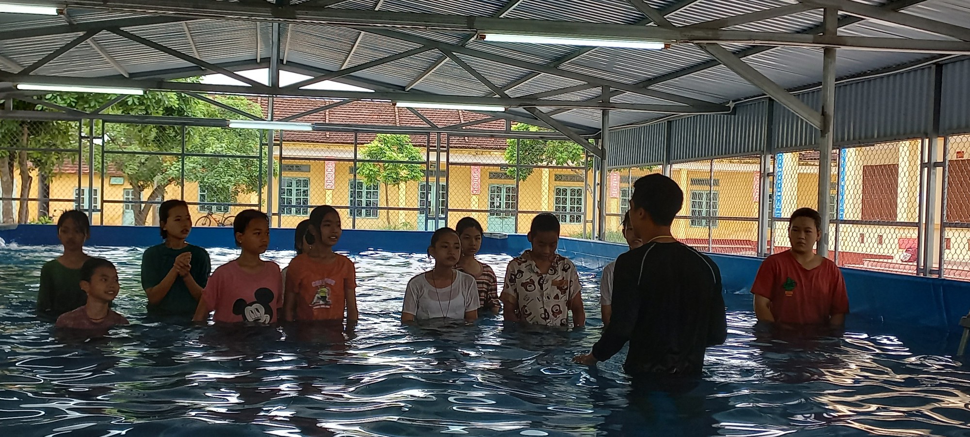 Vụ học sinh đuối nước ở bể bơi nhà trường: Trách nhiệm của các bên liên quan  - Ảnh 2.