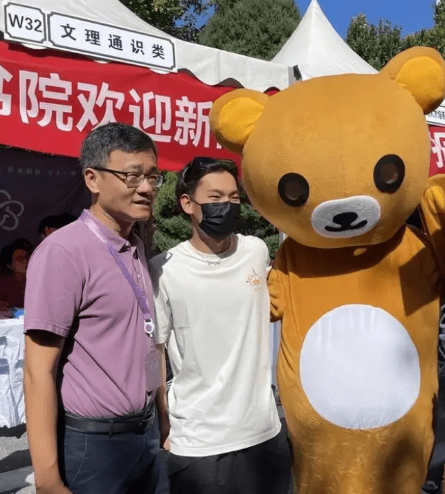 "Nam thần trượt tuyết" được ĐH Thanh Hoa chiêu mộ, chỉ 1 hành động với các nữ sinh mà khiến cả trường chao đảo - Ảnh 4. "Nam thần trượt tuyết" được ĐH Thanh Hoa chiêu mộ, chỉ 1 hành động với các nữ sinh mà khiến cả trường chao đảo - Ảnh 4.