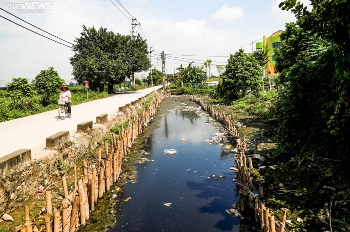 Kinh hoàng rác thải ngập tràn &quot;thôn sốt xuất huyết&quot; - Ảnh 4.