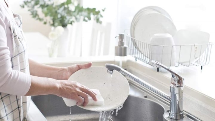 Mẹo rửa sạch bát đĩa mà không cần nước rửa chén - Ảnh 1. Mẹo rửa sạch bát đĩa mà không cần nước rửa chén - Ảnh 1.