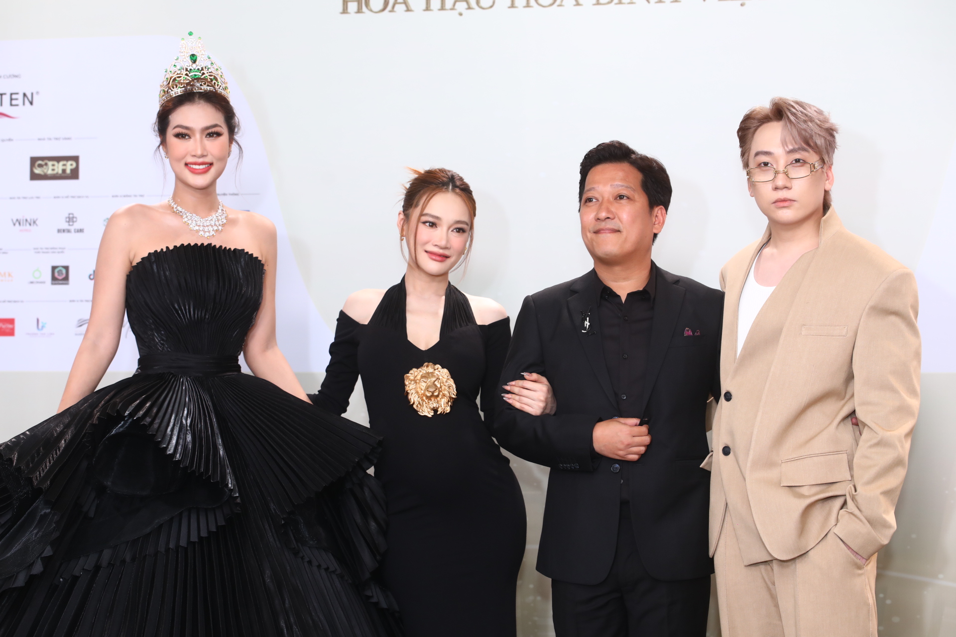 Hoa hậu Thiên Ân cùng top 44 chào sân, màn hô tên bùng nổ Chung kết Miss Grand Vietnam 2023 - Ảnh 11.