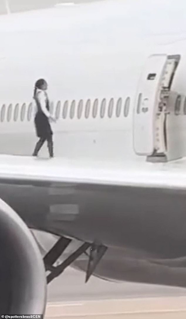 Quan sát từ nhà ga sân bay, hành khách sốc chứng kiến hành động của đôi nam nữ tiếp viên trên cánh máy bay - Ảnh 3.