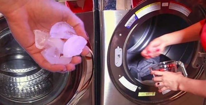 Tác dụng bất ngờ khi cho đá lạnh vào máy giặt - Ảnh 1.