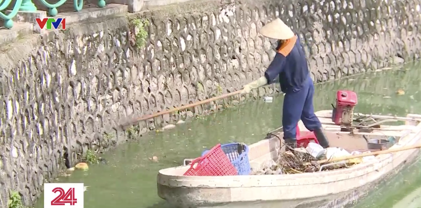 Cá chết hàng loạt trên hồ Tây sau những ngày Hà Nội mưa lớn - Ảnh 6.