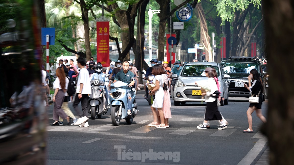 'Phố mùa thu đẹp nhất Hà Nội' chật cứng người đổ về check-in - Ảnh 9.