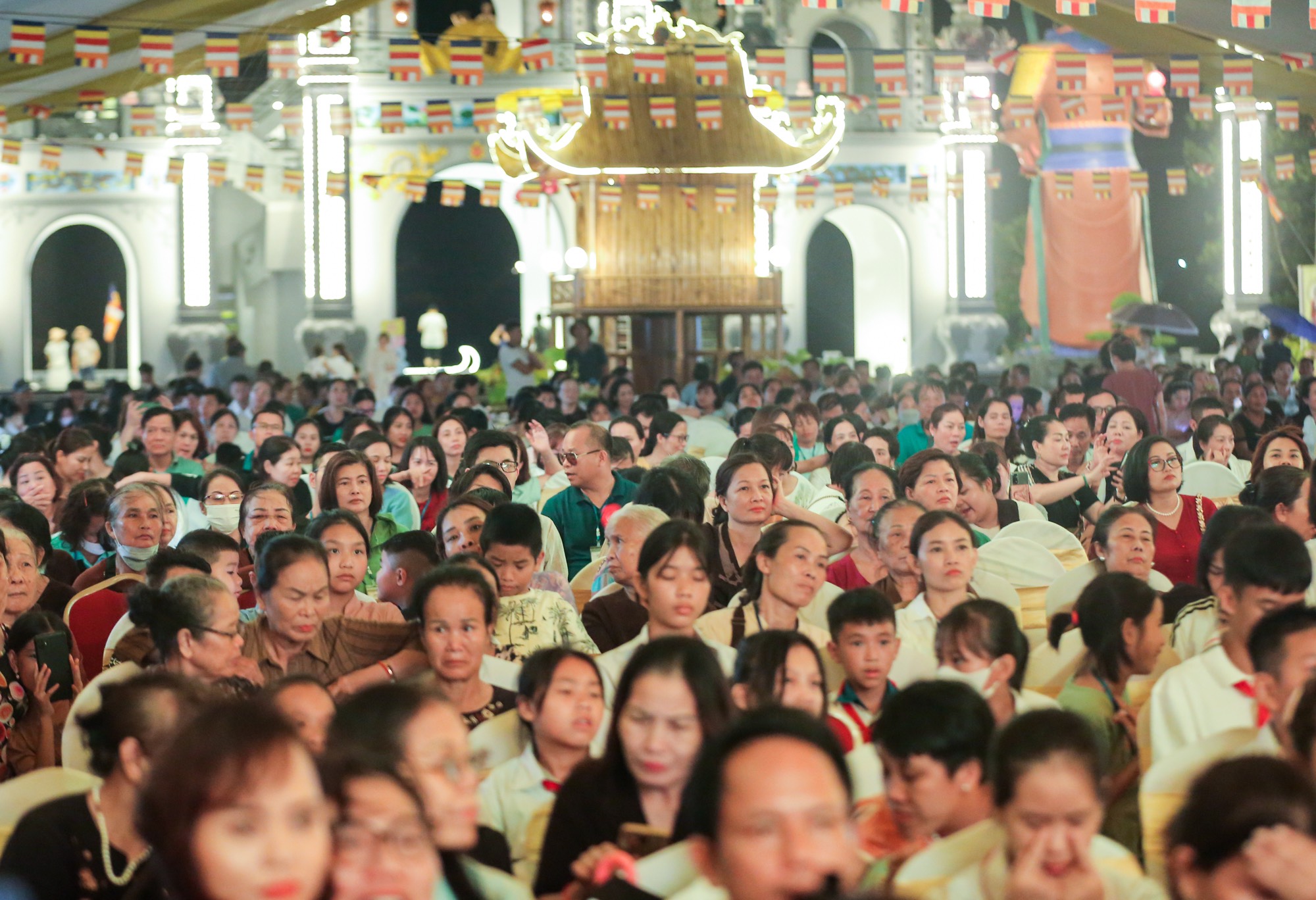 Thu hút hàng nghìn phật tử, người dân thập phương