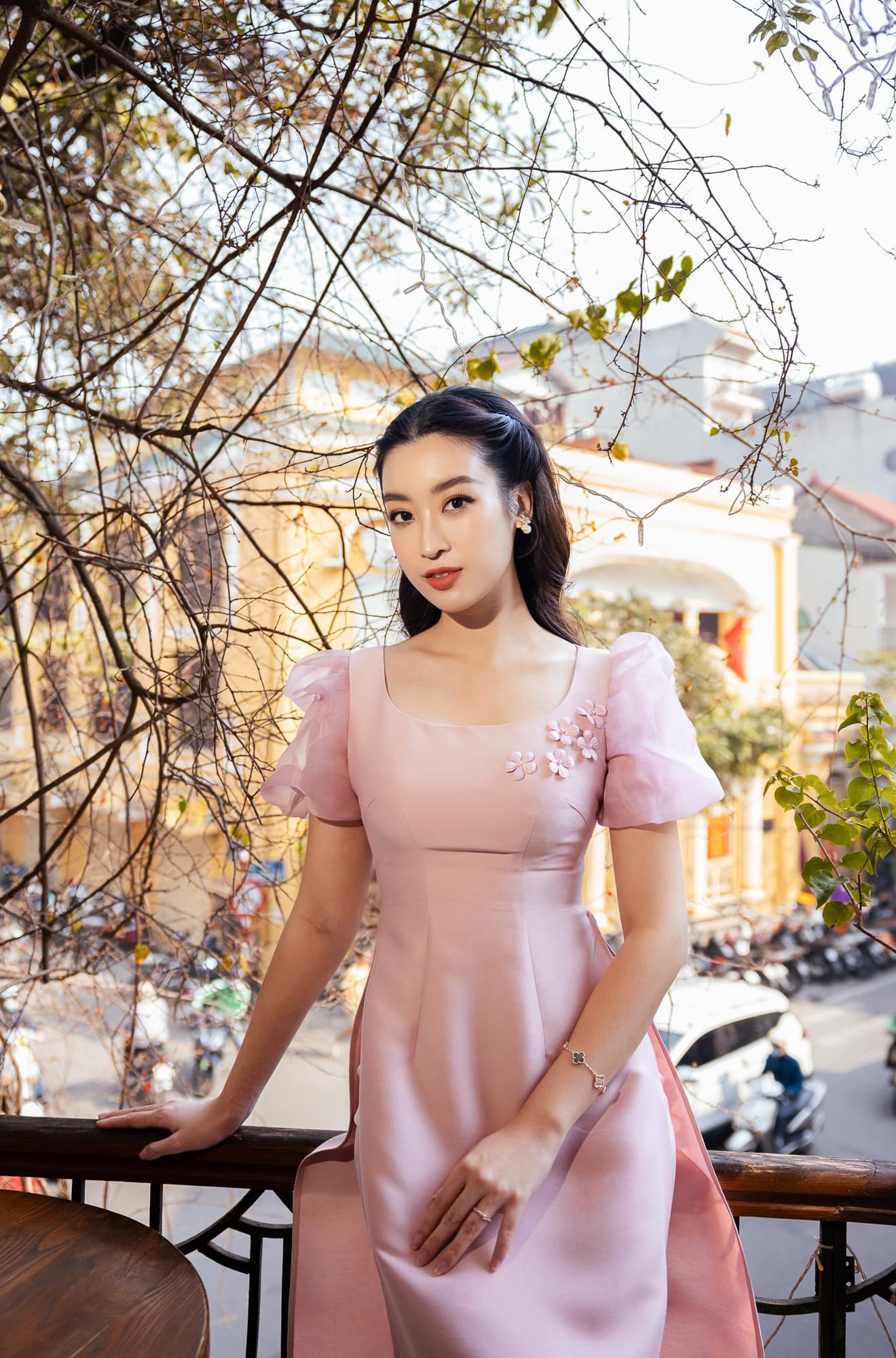 "Hoa hậu nghèo nhất Việt Nam" sau 7 năm đăng quang giờ là vợ chủ tịch, có hãng thời trang riêng - Ảnh 4. "Hoa hậu nghèo nhất Việt Nam" sau 7 năm đăng quang giờ là vợ chủ tịch, có hãng thời trang riêng - Ảnh 4.
