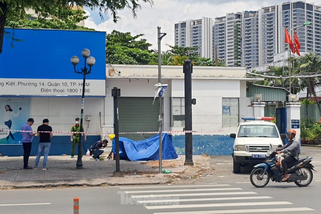 Phát hiện thanh niên tử vong bất thường trên vỉa hè ở TPHCM - Ảnh 1. Phát hiện thanh niên tử vong bất thường trên vỉa hè ở TPHCM - Ảnh 1.