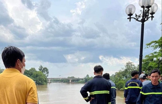 Giải cứu nam tài xế trong ô tô lao xuống sông Đồng Nai - Ảnh 4.
