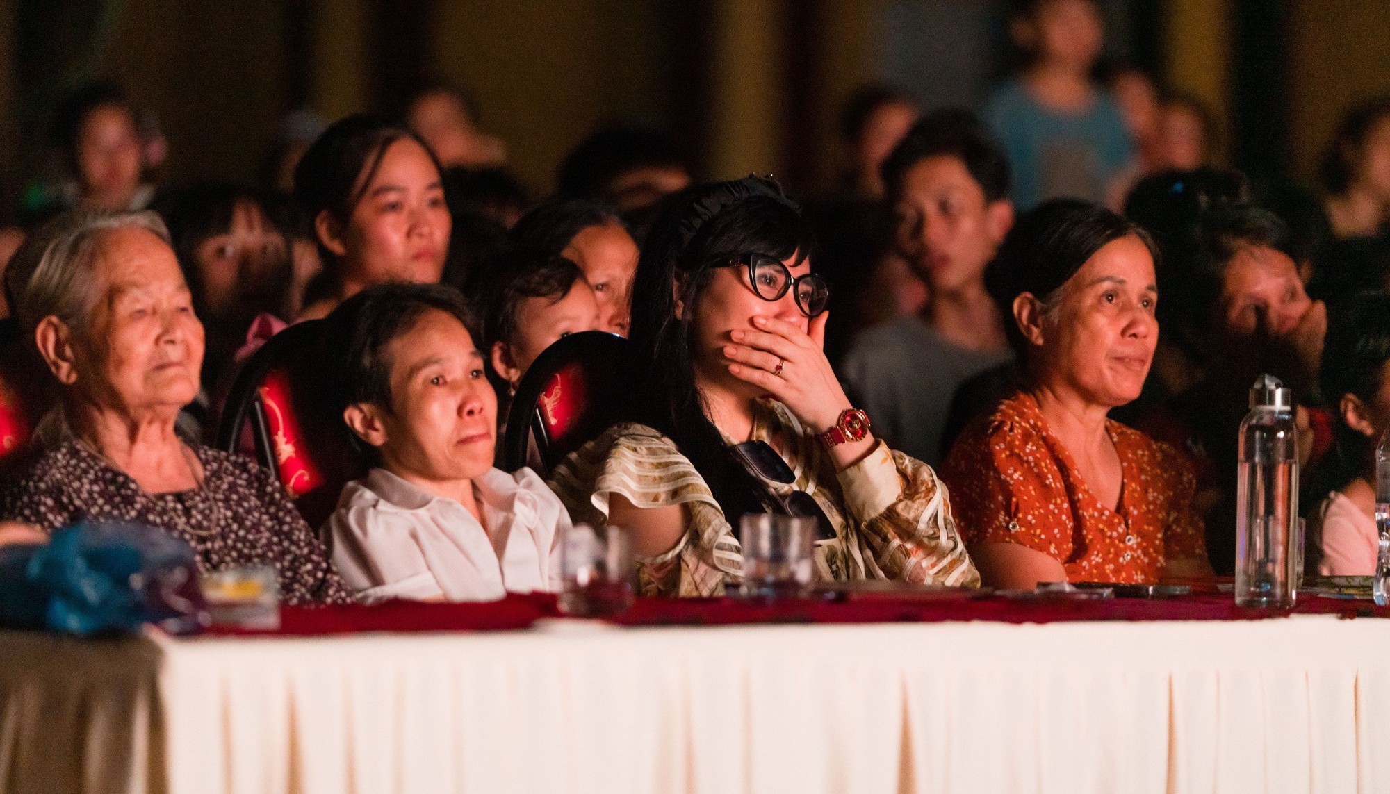 Bé 7 tuổi khóc nức nở khi xem phim &quot;Chạm vào hạnh phúc&quot; của Quang Tèo, Quách Thu Phương - Ảnh 2.