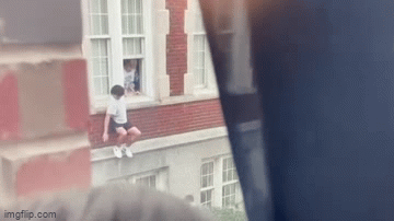 Khoảnh khắc các sinh viên nhảy khỏi cửa sổ trốn thoát kẻ tấn công trong xả súng kinh hoàng tại Mỹ - Ảnh 2.