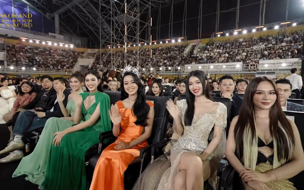 Rộ khoảnh khắc dàn hoa hậu cười gượng khi chỉ Á hậu Bảo Ngọc được xướng tên ở Miss Grand Vietnam, sự thực là gì? - Ảnh 3.