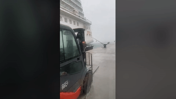 Tiếng nổ lớn c&ugrave;ng những mảnh vỡ t&agrave;u xuất hiện, thuyền trưởng ph&aacute;t c&ograve;i b&aacute;o động khiến h&agrave;ng ng&agrave;n h&agrave;nh kh&aacute;ch hoảng loạn - Ảnh 1.