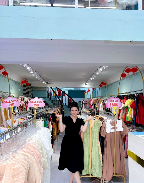 Ly Ly Sốp để lại dấu ấn trong l&agrave;ng thời trang sau 8 năm hoạt động - Ảnh 1.