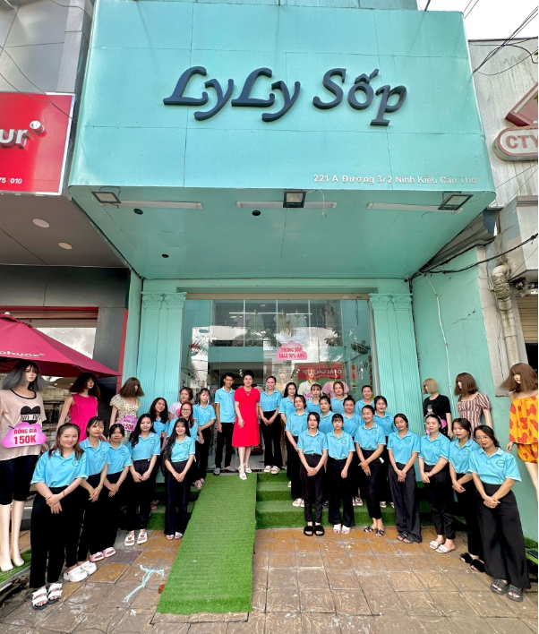 Ly Ly Sốp để lại dấu ấn trong l&agrave;ng thời trang sau 8 năm hoạt động - Ảnh 2.