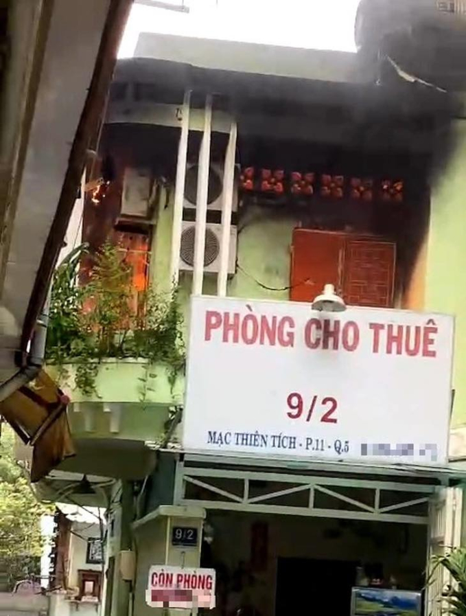 Chủ nhà trọ thất thần, suýt ngất xỉu khi hay tin 2 cô gái trẻ tử vong sau vụ cháy - Ảnh 2. Chủ nhà trọ thất thần, suýt ngất xỉu khi hay tin 2 cô gái trẻ tử vong sau vụ cháy - Ảnh 2.