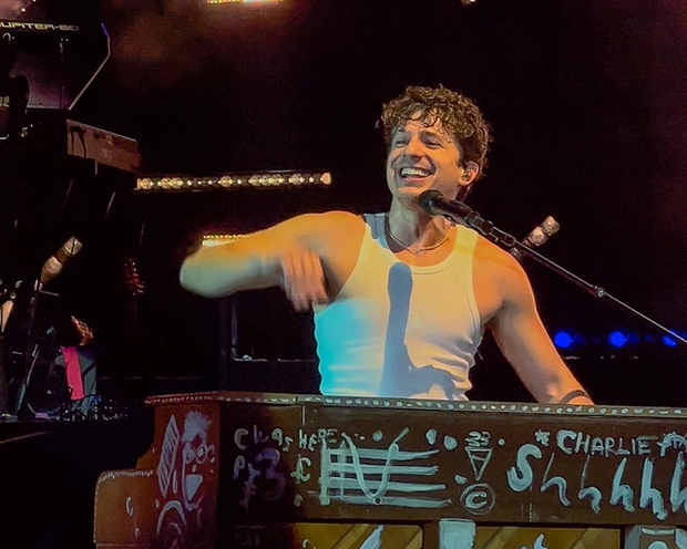 Sơn Tùng M-TP &quot;cầm nhầm&quot; đàn piano của Charlie Puth lên sân khấu? - Ảnh 5.