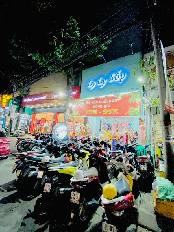 Ly Ly Sốp để lại dấu ấn trong l&agrave;ng thời trang sau 8 năm hoạt động - Ảnh 3.