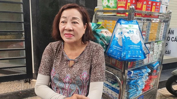 Chủ nhà trọ thất thần, suýt ngất xỉu khi hay tin 2 cô gái trẻ tử vong sau vụ cháy - Ảnh 1. Chủ nhà trọ thất thần, suýt ngất xỉu khi hay tin 2 cô gái trẻ tử vong sau vụ cháy - Ảnh 1.
