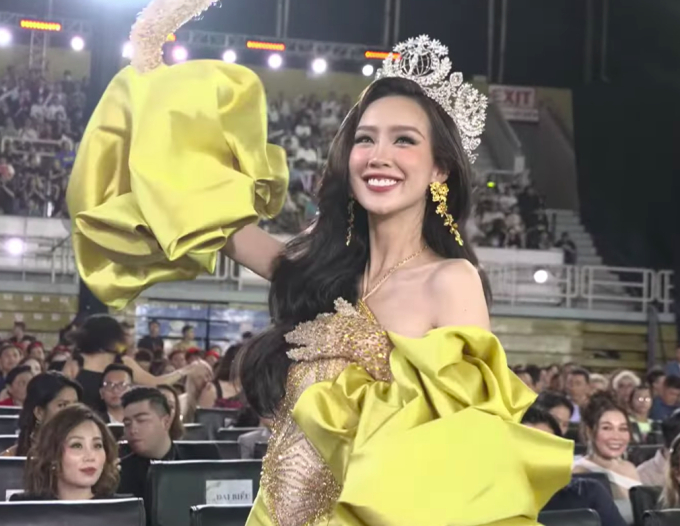 Rộ khoảnh khắc dàn hoa hậu cười gượng khi chỉ Á hậu Bảo Ngọc được xướng tên ở Miss Grand Vietnam, sự thực là gì? - Ảnh 1.