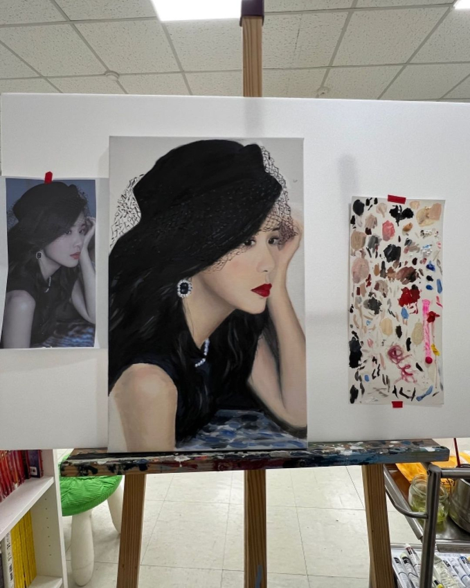 “Nghiện vợ” như tài tử Ji Sung, bức tranh vẽ đầu tay cũng phải là bà xã mới chịu - Ảnh 2.