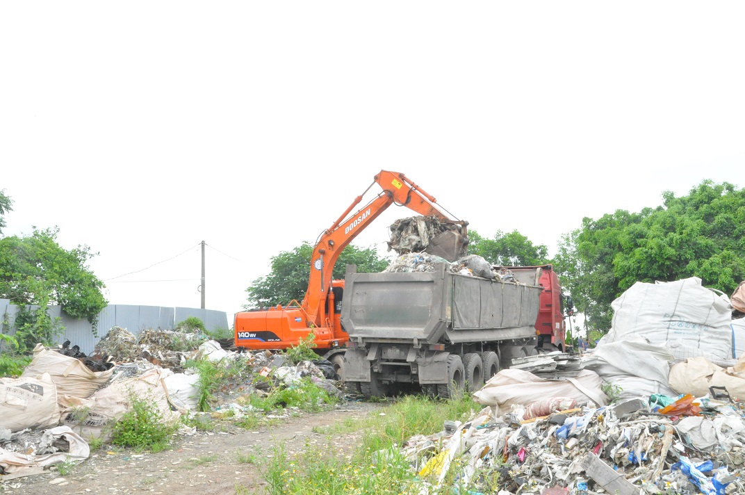 Người đàn ông đổ trộm hơn 353 tấn rác thải gây ô nhiễm môi trường bị khởi tố - Ảnh 4.